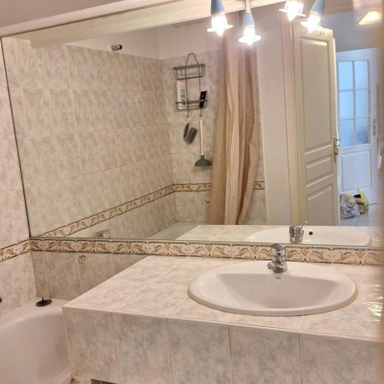 Bright & Calm 50qm - 10 min Antibes - 15 min Cannes - Pool & Tennis - Appartement 1 Chambre - 16