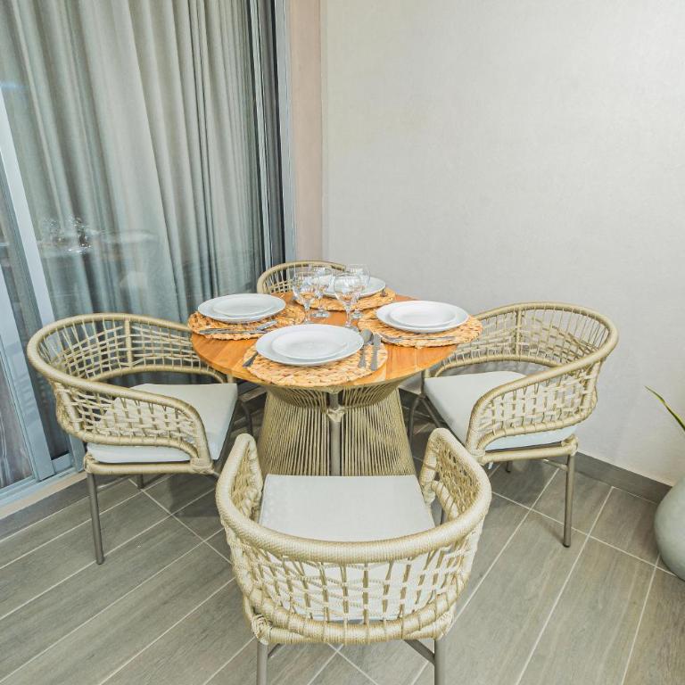 Elemnt Rentals - One-Bedroom Apartment with Balcony and Mountain View - 16