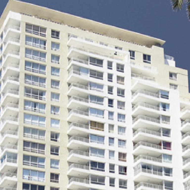 Prueba para api - Three-Bedroom Apartment - 3