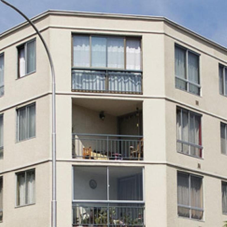Prueba para api - Three-Bedroom Apartment - 5