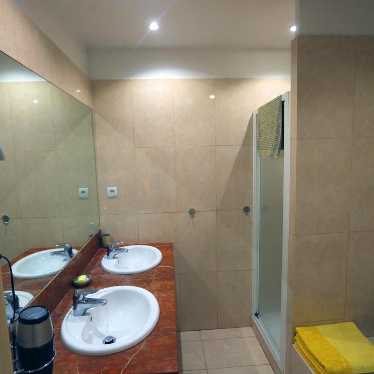 Le clos de la tour cassis piscine chauffée - Chambre Triple - 5