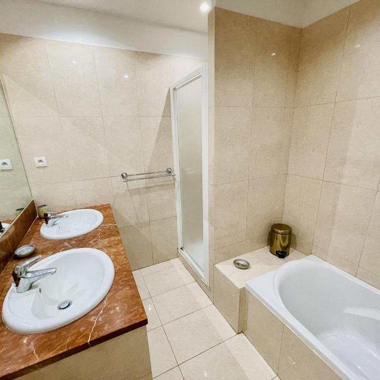 Le clos de la tour cassis piscine chauffée - Chambre Triple - 6