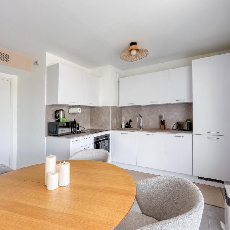 Les Lumières du Cinquième , 2 chambres , clim , wifi , Cap3000 à pied , parking - Appartement 2 Chambres - 35