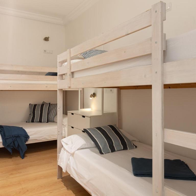 Lets Holidays Centric Apartment in Barcelona - Three-Bedroom Apartment - 4
