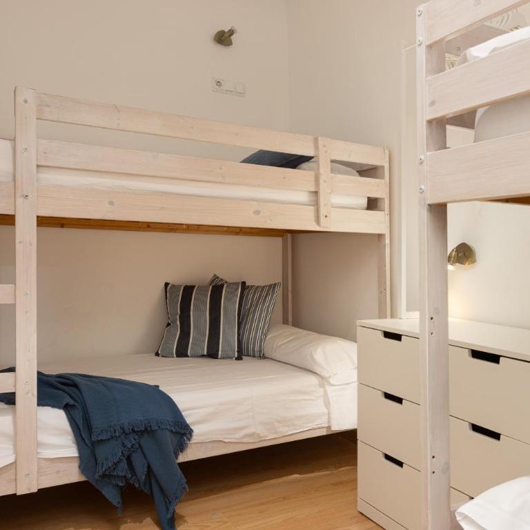 Lets Holidays Centric Apartment in Barcelona - Three-Bedroom Apartment - 7