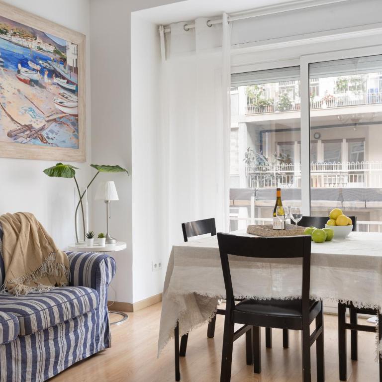 Lets Holidays Centric Apartment in Barcelona - Three-Bedroom Apartment - 10