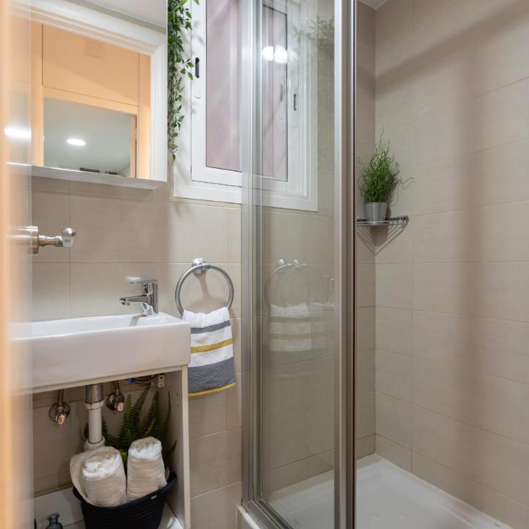 Lets Holidays Centric Apartment in Barcelona - Three-Bedroom Apartment - 13