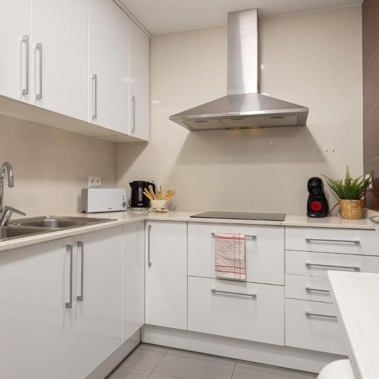 Lets Holidays Centric Apartment in Barcelona - Three-Bedroom Apartment - 14