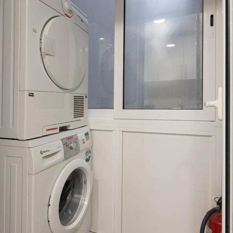 Lets Holidays Centric Apartment in Barcelona - Three-Bedroom Apartment - 16