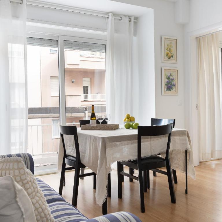 Lets Holidays Centric Apartment in Barcelona - Three-Bedroom Apartment - 17