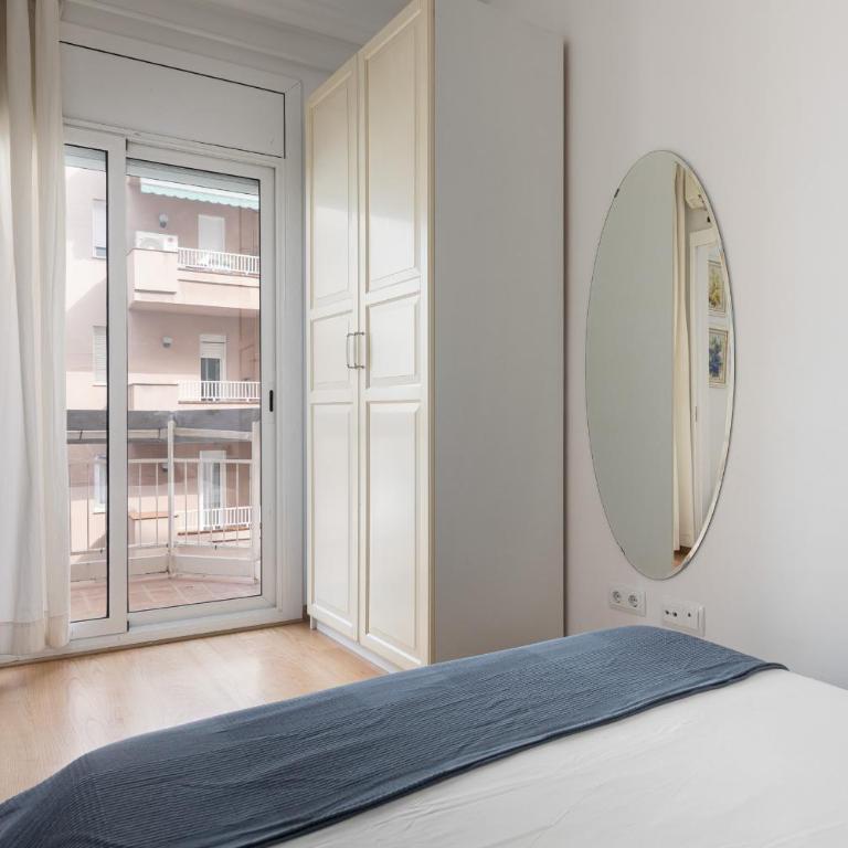 Lets Holidays Centric Apartment in Barcelona - Three-Bedroom Apartment - 19
