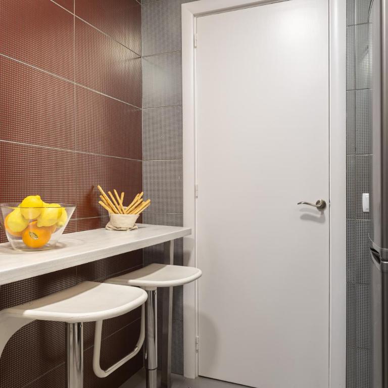 Lets Holidays Centric Apartment in Barcelona - Three-Bedroom Apartment - 28