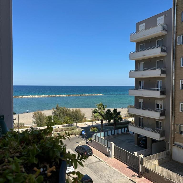 Bari Double Sea View - Appartamento Familiare con 2 Camere da Letto - 10