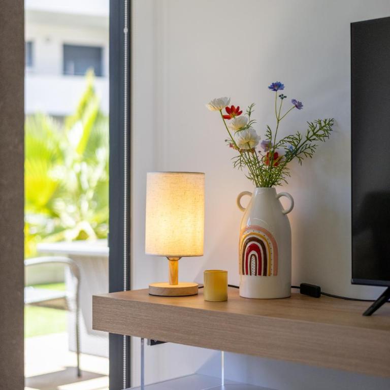 Casa Valentino - Elegant Apartment with Pool Access & Sunny Terrace - Apartamento con balcón - 50