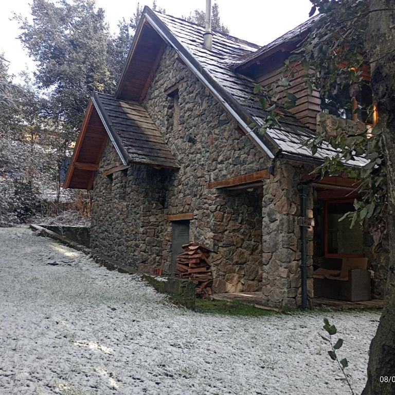 LA Nevadita, Chalet cabin located near the center- It includes suite room with double bed and another 2 bedrooms with two singles beds- Living room fireplace, Hot water, WI-FI - Chalet de 3 dormitorios - 2