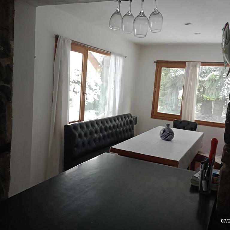LA Nevadita, Chalet cabin located near the center- It includes suite room with double bed and another 2 bedrooms with two singles beds- Living room fireplace, Hot water, WI-FI - Chalet de 3 dormitorios - 11