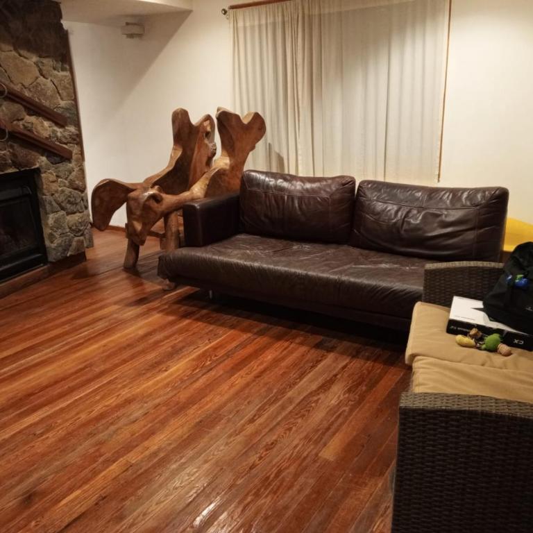 LA Nevadita, Chalet cabin located near the center- It includes suite room with double bed and another 2 bedrooms with two singles beds- Living room fireplace, Hot water, WI-FI - Chalet de 3 dormitorios - 24
