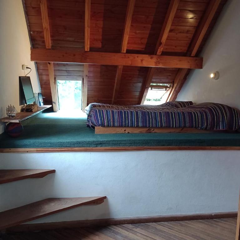 LA Nevadita, Chalet cabin located near the center- It includes suite room with double bed and another 2 bedrooms with two singles beds- Living room fireplace, Hot water, WI-FI - Chalet de 3 dormitorios - 31