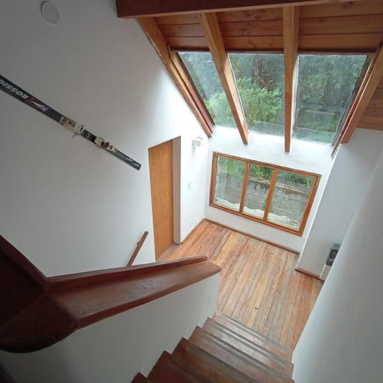 LA Nevadita, Chalet cabin located near the center- It includes suite room with double bed and another 2 bedrooms with two singles beds- Living room fireplace, Hot water, WI-FI - Chalet de 3 dormitorios - 32