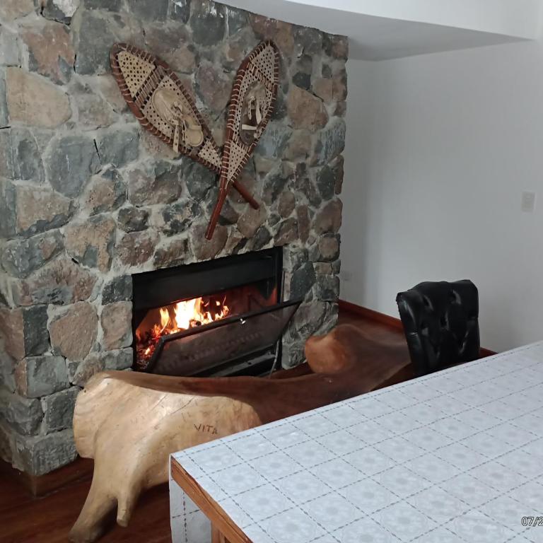 LA Nevadita, Chalet cabin located near the center- It includes suite room with double bed and another 2 bedrooms with two singles beds- Living room fireplace, Hot water, WI-FI - Chalet de 3 dormitorios - 12
