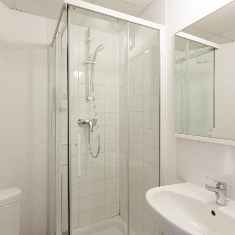 Hôtel F1 Reims Tinqueux - Chambre avec 4 Lits Simples et Salle de Bains - 3
