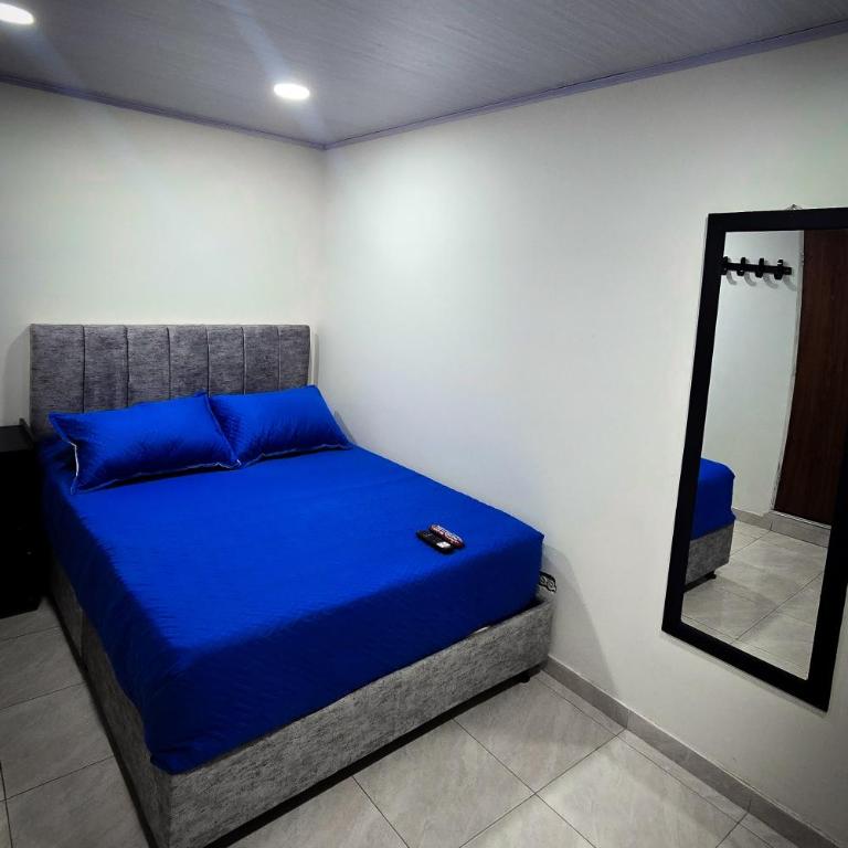 Fly N' Stay Bogota - Habitación Doble con baño compartido - 10