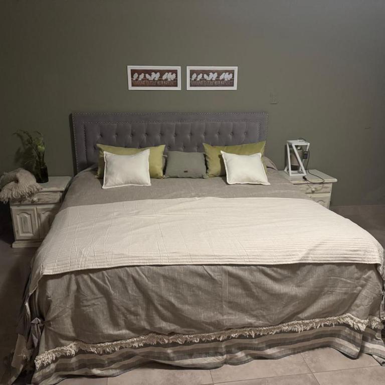 Hostel Lomas - Queen Room with Shared Bathroom - 2