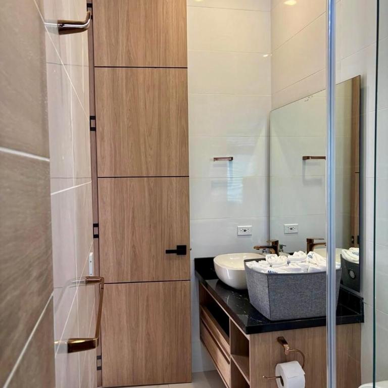 Lakefront Villa with Private Dock, Pool & Jacuzzi - Villa - 4