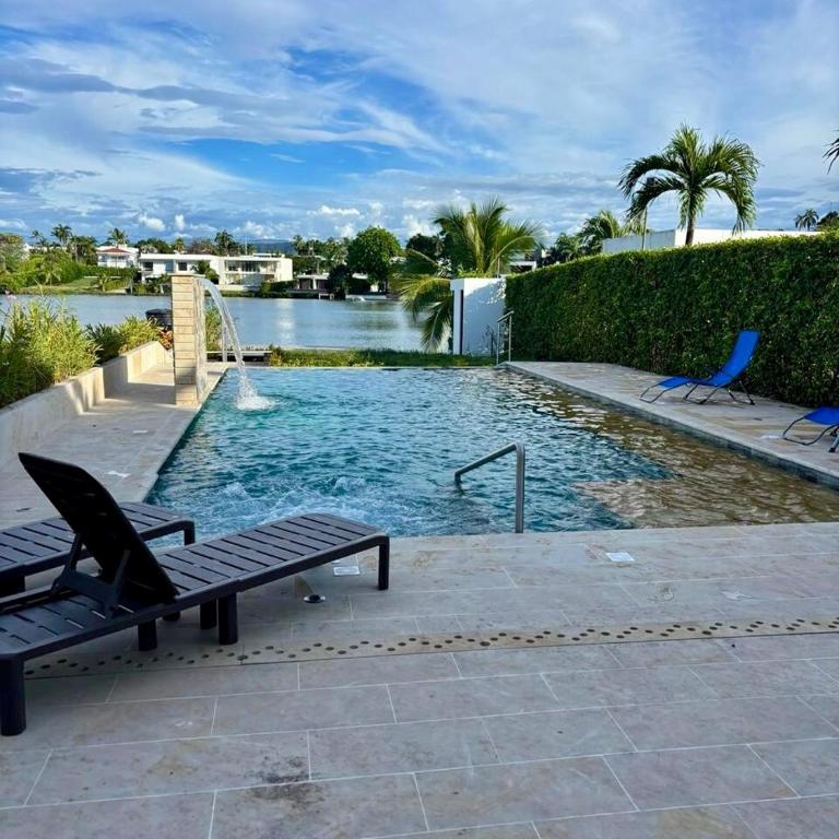 Lakefront Villa with Private Dock, Pool & Jacuzzi - Villa - 11