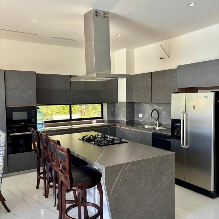 Lakefront Villa with Private Dock, Pool & Jacuzzi - Villa - 14