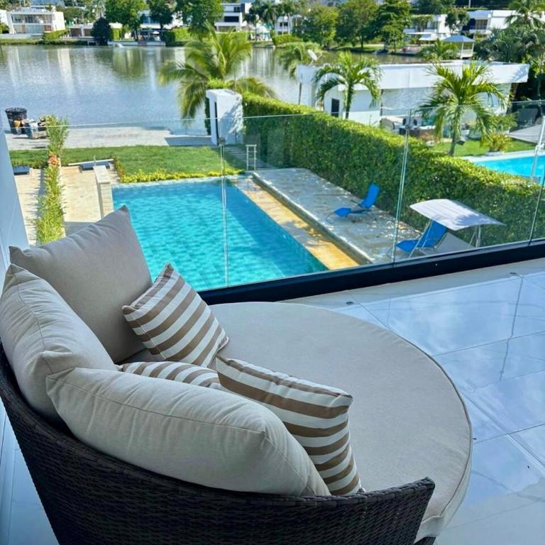 Lakefront Villa with Private Dock, Pool & Jacuzzi - Villa - 17