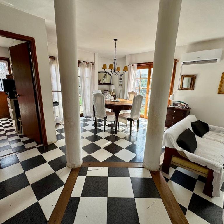 Hermosa Casa familiar de 2 pisos con patio amplio - Casa de 3 dormitorios - 1