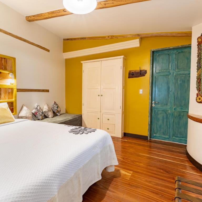 Old Town Quito Suites, Heritage Boutique Hotel, Where Every Detail Tells a Story - Apartamento con vistas a las montañas - 11