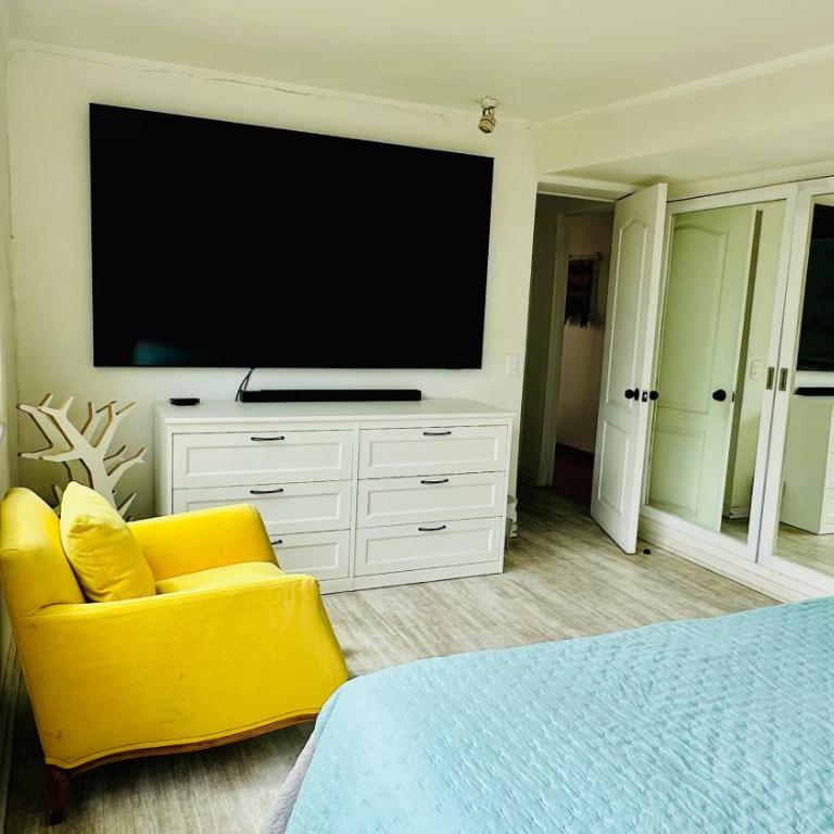 Amplio excelente ubicación y vista Depto 1 Dormitorio y Sofá cama Cercano a COSTANERA CENTER con AC y WIFI entre Metro el Golf y Tobalaba con estacionamiento incluido en Las Condes - One-Bedroom Apartment - 10