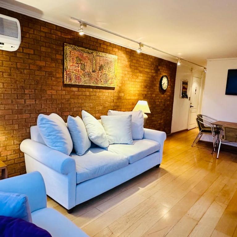 Amplio excelente ubicación y vista Depto 1 Dormitorio y Sofá cama Cercano a COSTANERA CENTER con AC y WIFI entre Metro el Golf y Tobalaba con estacionamiento incluido en Las Condes - One-Bedroom Apartment - 2