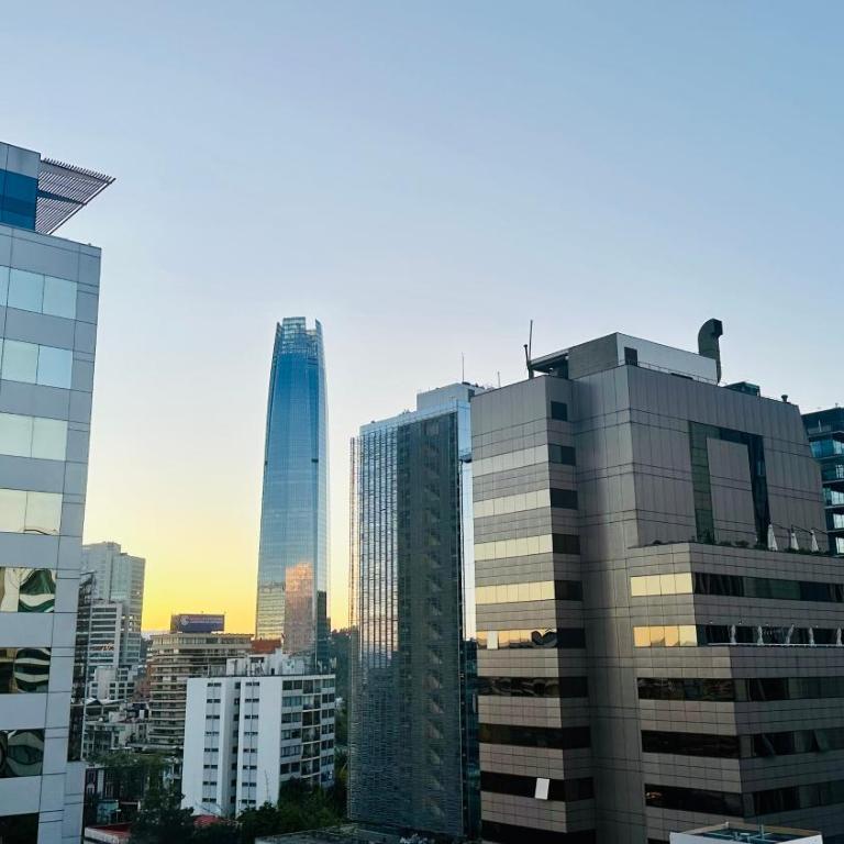 Amplio excelente ubicación y vista Depto 1 Dormitorio y Sofá cama Cercano a COSTANERA CENTER con AC y WIFI entre Metro el Golf y Tobalaba con estacionamiento incluido en Las Condes - One-Bedroom Apartment - 16