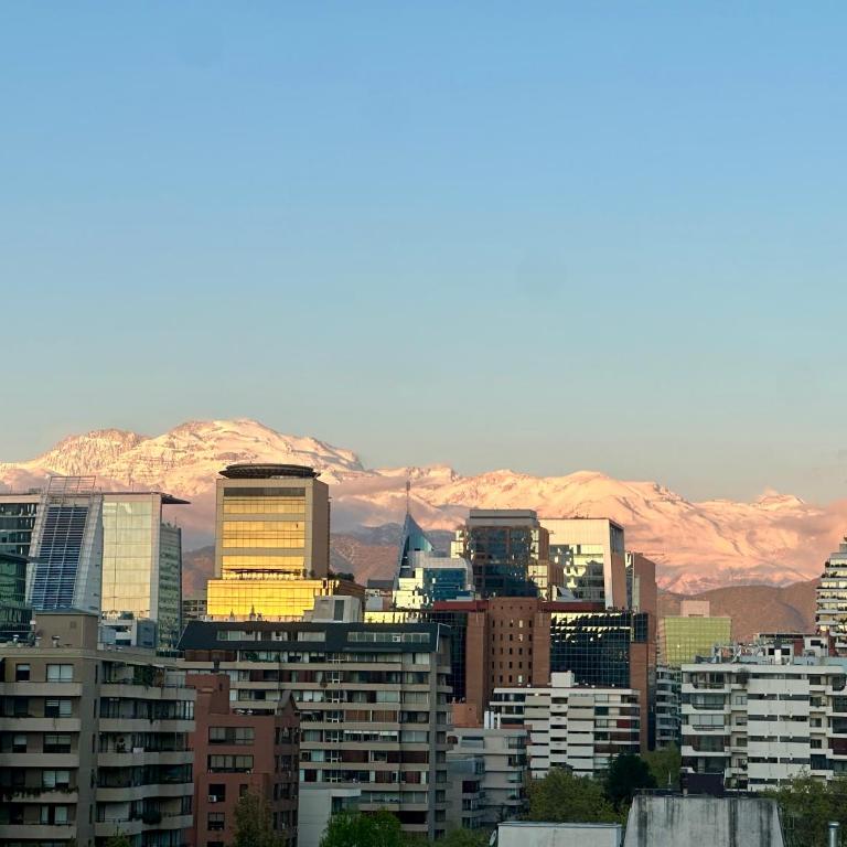Amplio excelente ubicación y vista Depto 1 Dormitorio y Sofá cama Cercano a COSTANERA CENTER con AC y WIFI entre Metro el Golf y Tobalaba con estacionamiento incluido en Las Condes - One-Bedroom Apartment - 17