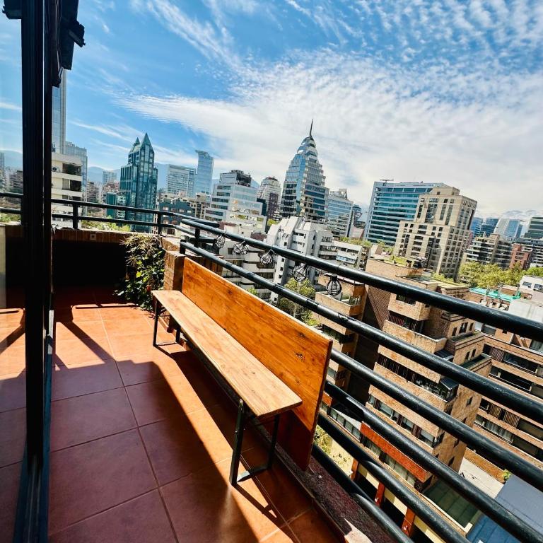 Amplio excelente ubicación y vista Depto 1 Dormitorio y Sofá cama Cercano a COSTANERA CENTER con AC y WIFI entre Metro el Golf y Tobalaba con estacionamiento incluido en Las Condes - One-Bedroom Apartment - 20