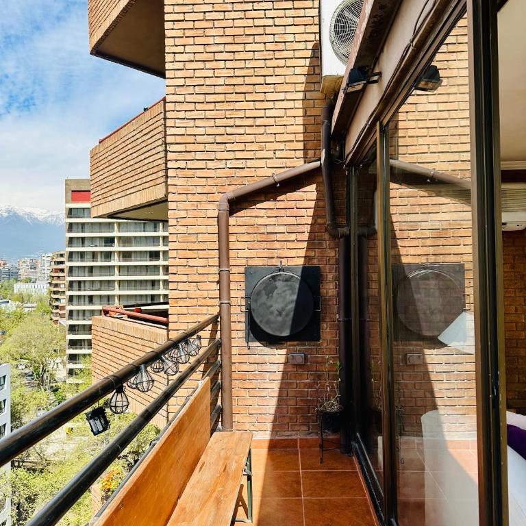 Amplio excelente ubicación y vista Depto 1 Dormitorio y Sofá cama Cercano a COSTANERA CENTER con AC y WIFI entre Metro el Golf y Tobalaba con estacionamiento incluido en Las Condes - One-Bedroom Apartment - 19