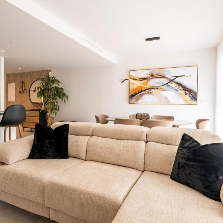 Contemporary 3-Bedroom Apartment in Oasis 325 - Apartamento - 1