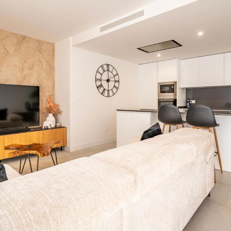 Contemporary 3-Bedroom Apartment in Oasis 325 - Apartamento - 2
