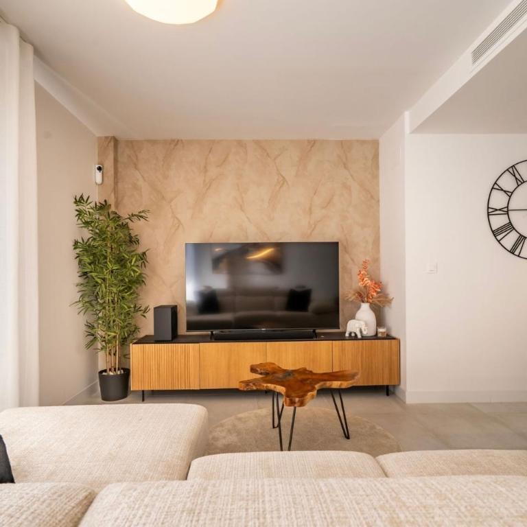 Contemporary 3-Bedroom Apartment in Oasis 325 - Apartamento - 3
