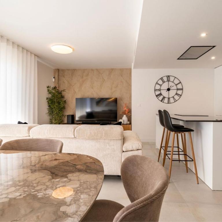 Contemporary 3-Bedroom Apartment in Oasis 325 - Apartamento - 4