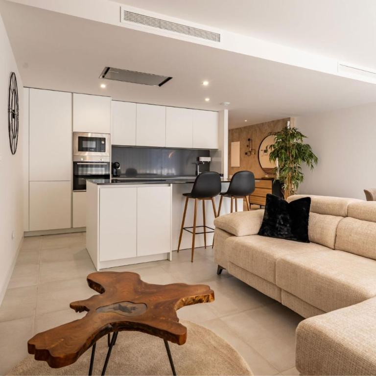 Contemporary 3-Bedroom Apartment in Oasis 325 - Apartamento - 5