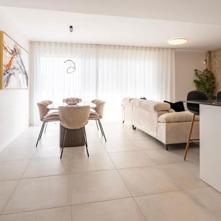 Contemporary 3-Bedroom Apartment in Oasis 325 - Apartamento - 7