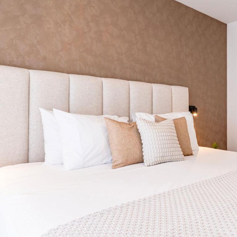Contemporary 3-Bedroom Apartment in Oasis 325 - Apartamento - 12