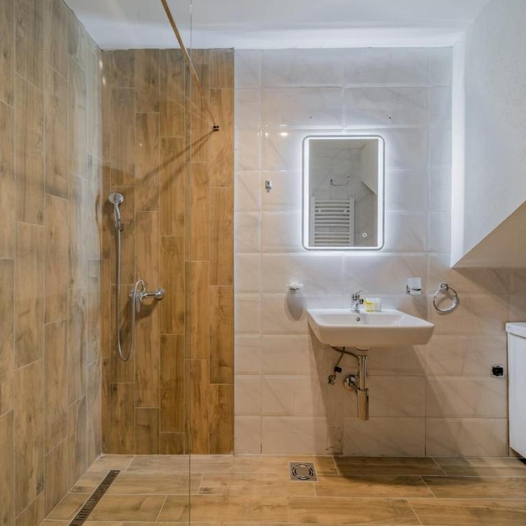 Forty One Luxury Spa - One-Bedroom Apartment - 16