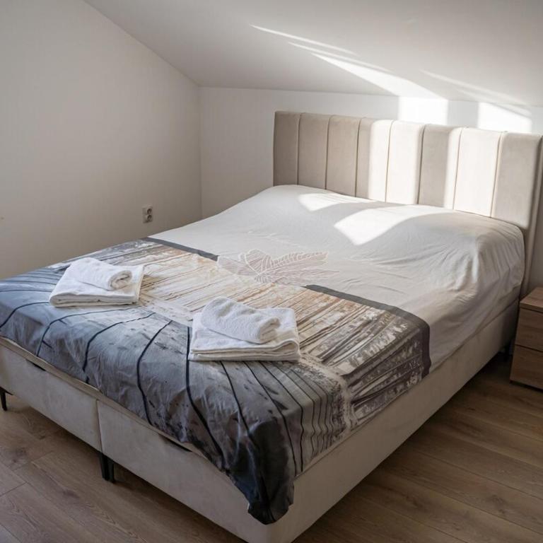 Stunning City View Balcony, Walk to Old Bridge - Apartment with View and Balcony - 10
