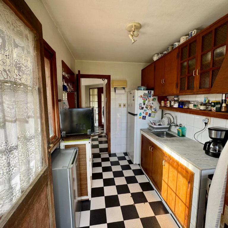 Hermosa Casa familiar de 2 pisos con patio amplio - Casa de 3 dormitorios - 5