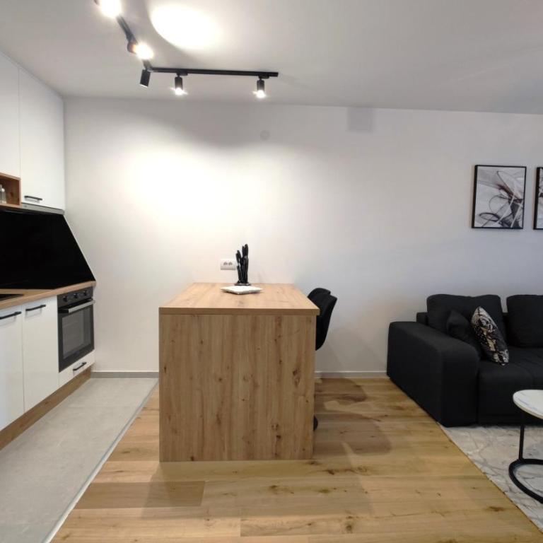 Stylish Lumen Apartment Luxury Stay and Free Parking - One-Bedroom Apartment - 3